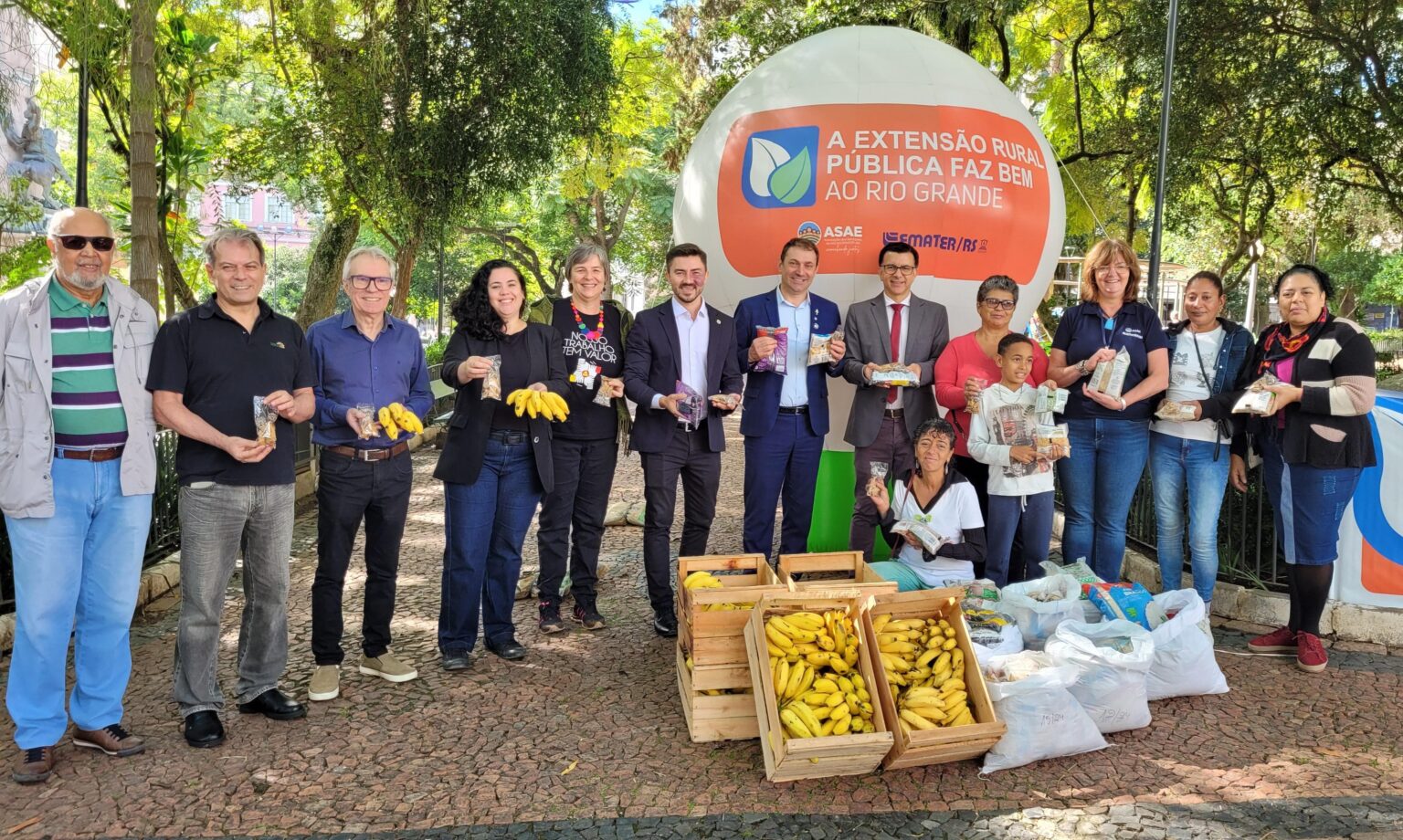 Deputado Jeferson prestigia doação de alimentos da Emater e cobra fortalecimento da entidade