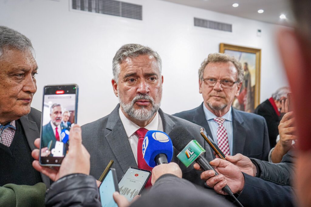 Em reunião com líderes das bancadas, ministro Paulo Pimenta relata os investimentos do Governo Lula na reconstrução do RS