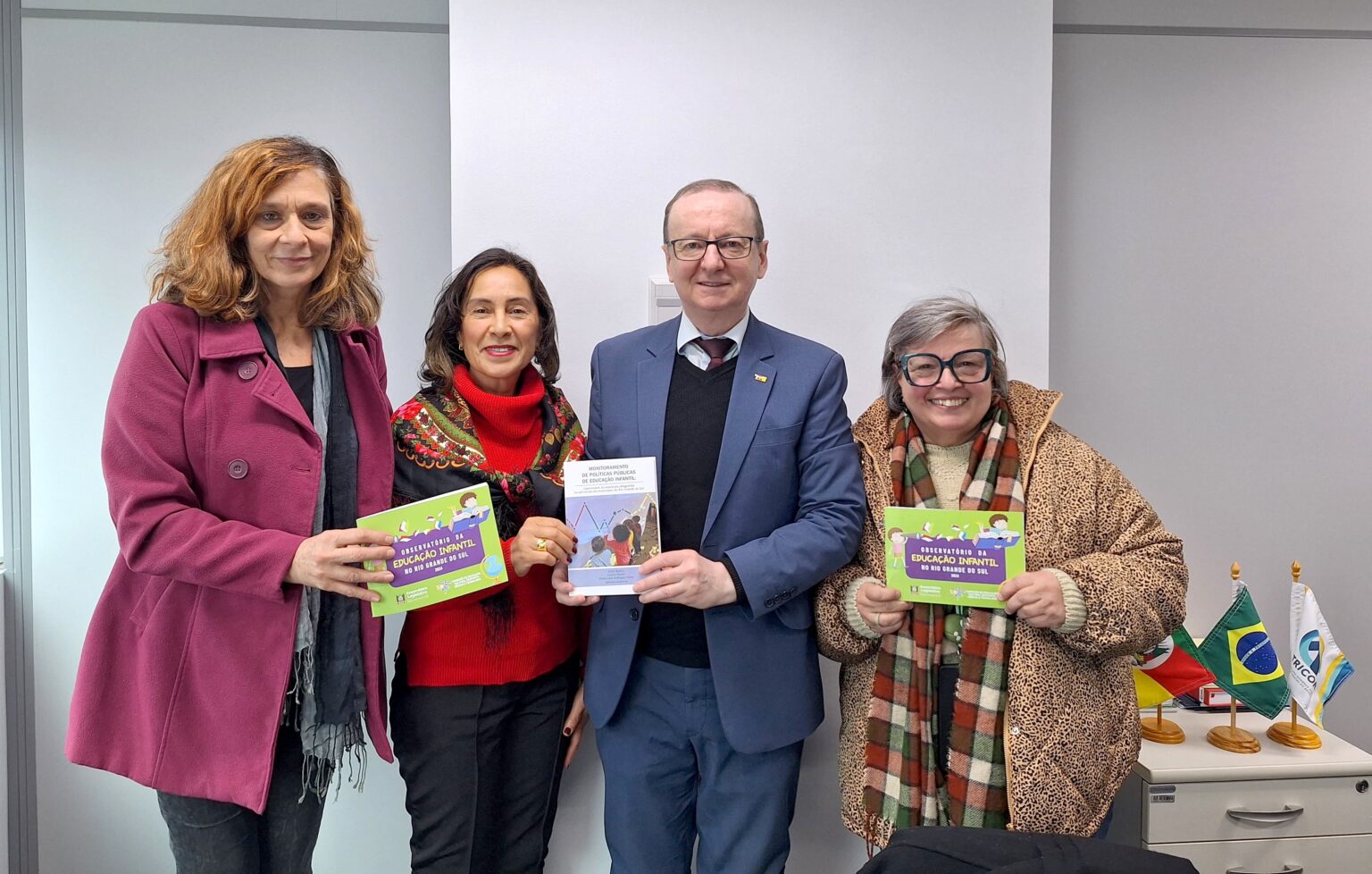 Sofia entrega o Observatório da Educação Infantil para conselheiro do TCE/RS