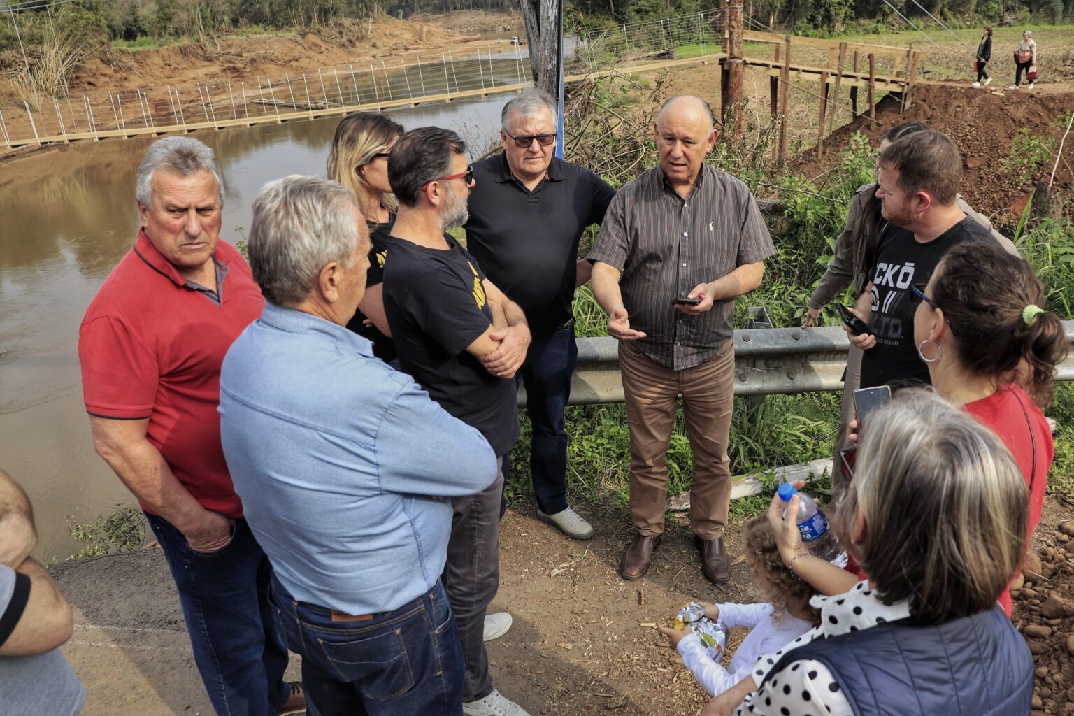 Deputado Pepe visita obras onde novas pontes serão construídas na serra