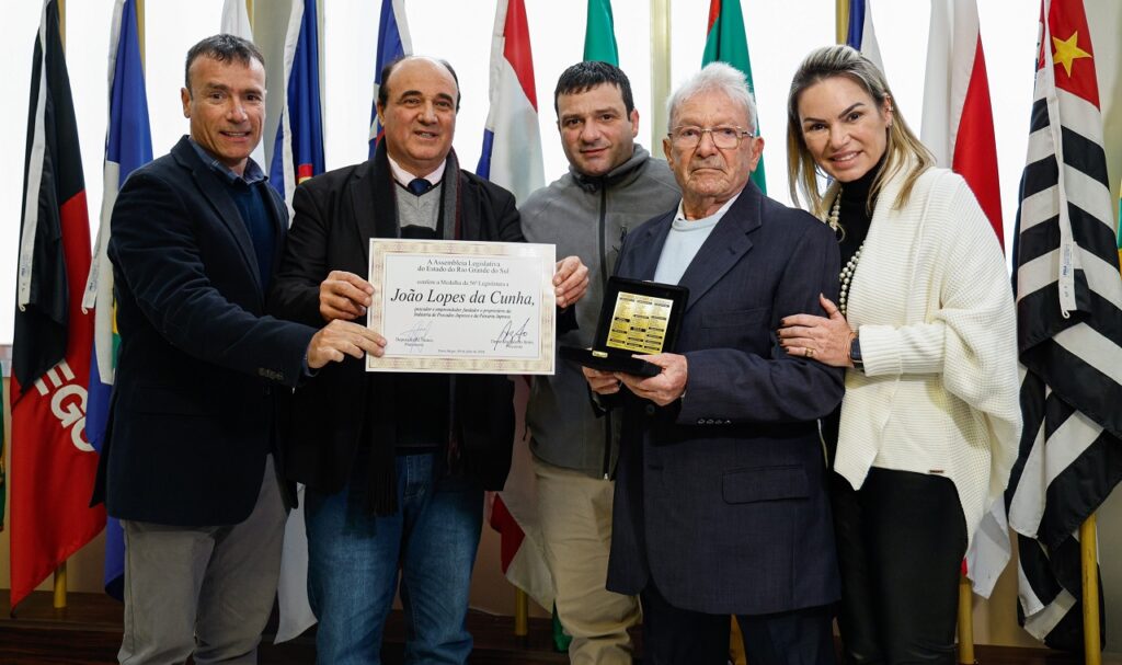 Zé Nunes homenageia fundador da Peixaria Japesca com a Medalha da 56ª Legislatura