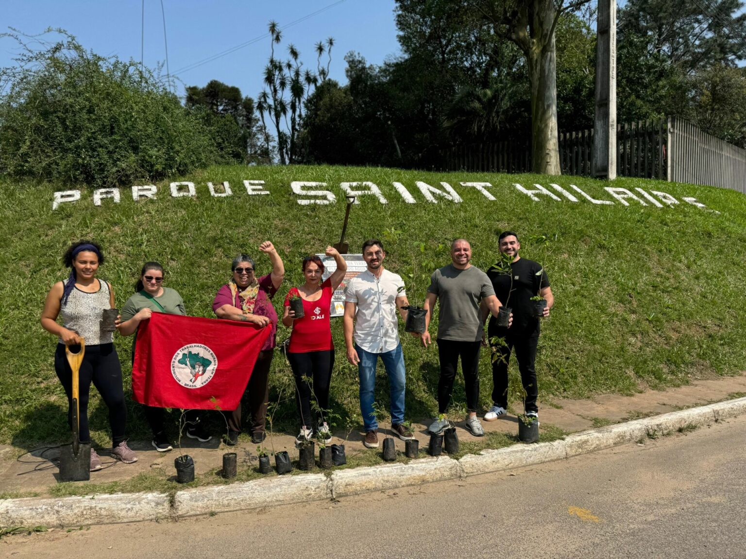 Grupo Mulheres da Terra e deputado Adão Pretto Filho promovem plantio de árvores contra desmatamento no Parque Saint’ Hilaire, em Viamão