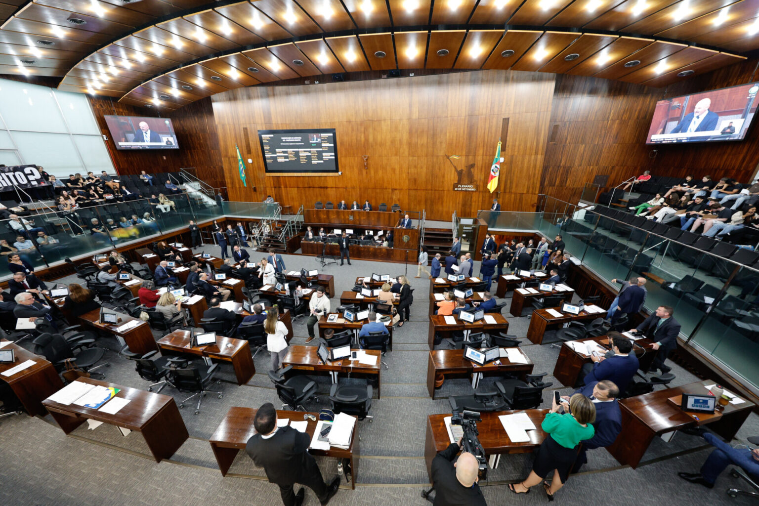 Bancada do PT vota contra orçamento do governo Leite que descumpre Constituição, retirando recursos da Saúde e Educação