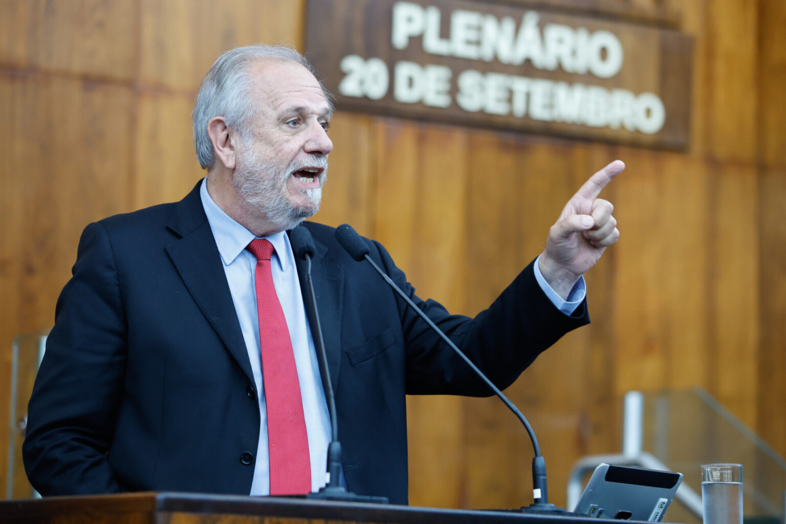 Líder da bancada petista destaca protagonismo do presidente Lula no G20 e condena tentativa de golpe