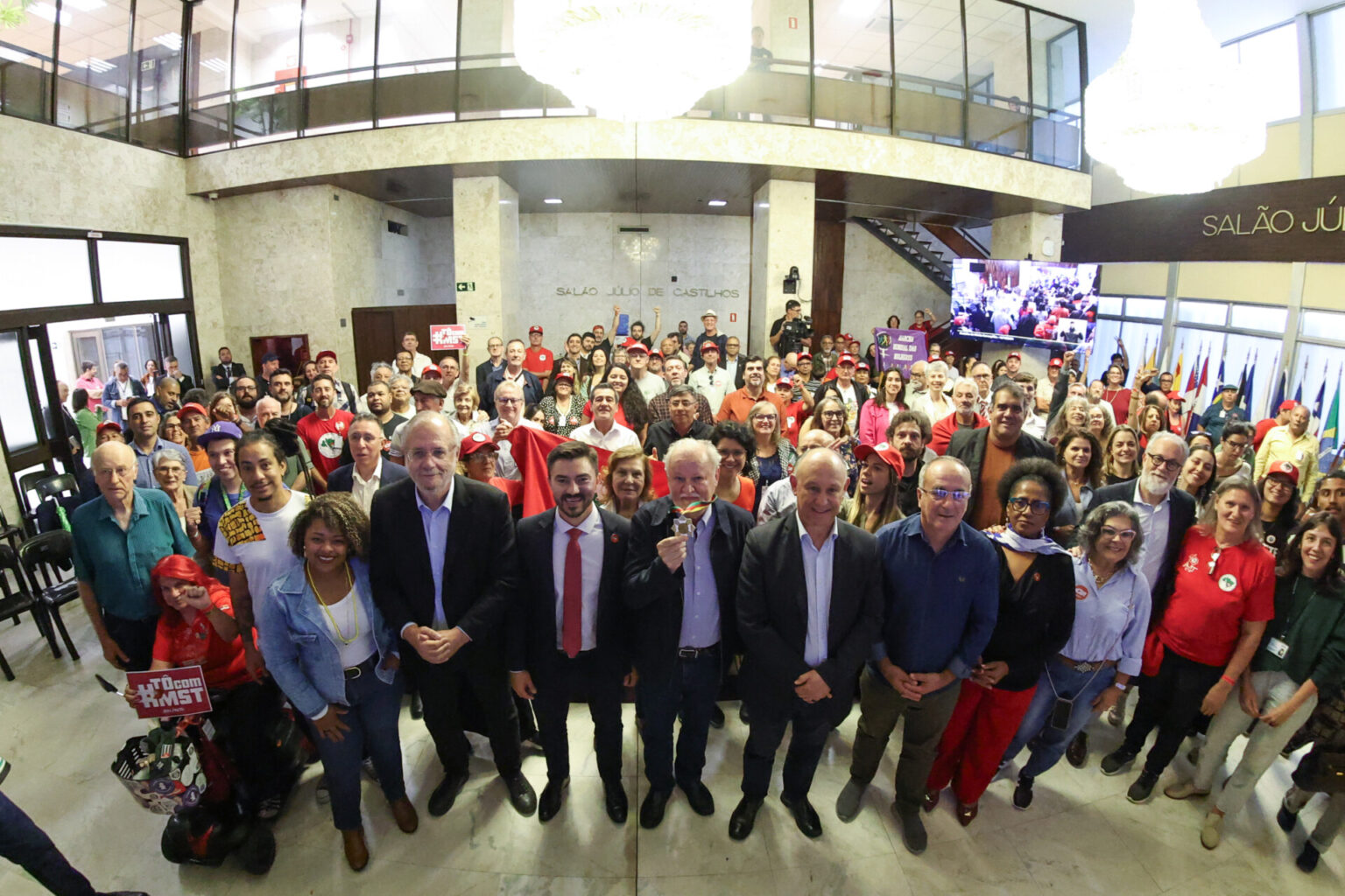 Parlamento gaúcho presta homenagem ao líder do MST, João Pedro Stédile