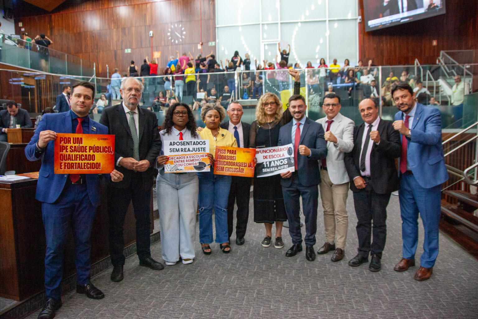 Bancadas do PT e PCdoB defendem reajuste integral para professores e servidores de escola, enquanto base governista impede votação de emenda