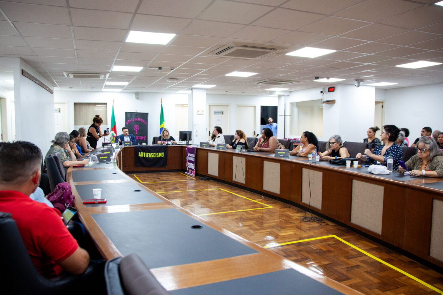 Núcleo Feminista Antifascista homenageia mulheres que atuaram nas enchentes de maio