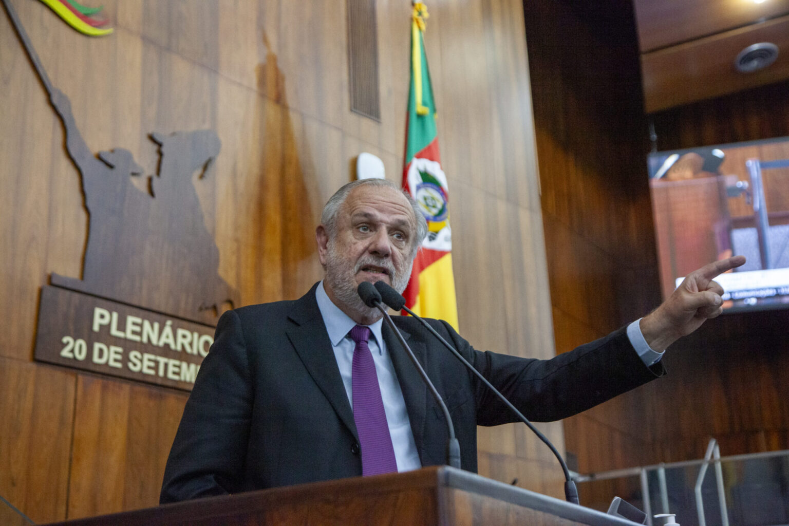 Bancada do PT/PCdoB critica demora de Eduardo Leite em cortar imposto da cesta básica 