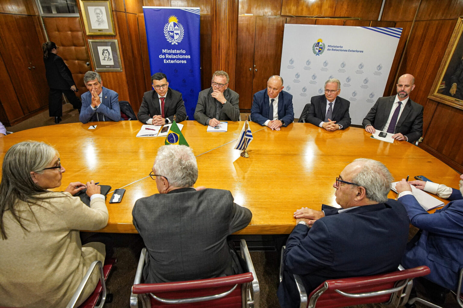 Comitiva liderada por Pepe Vargas participa de reunião de trabalho com ministros do Uruguai