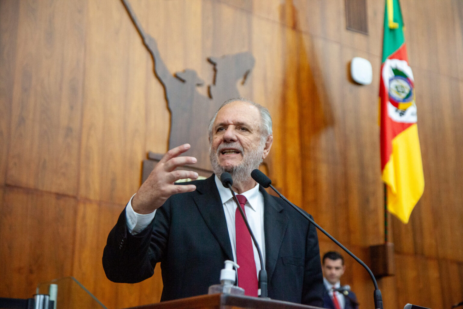Rossetto cobra Leite sobre projeto de lei para reajustar salário regional 
