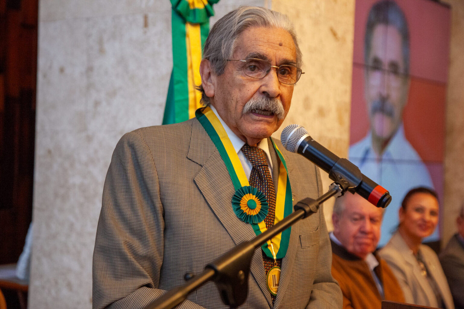 Olívio Dutra recebe homenagem da Câmara Federal na Assembleia Legislativa