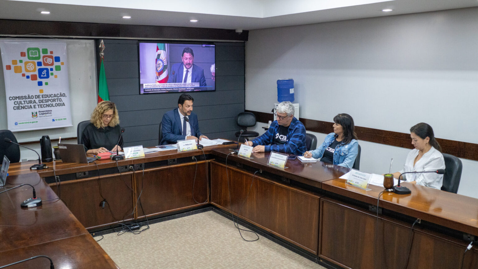 Após audiência pública, Seduc promete divulgar lista com aprovados em concurso do magistério