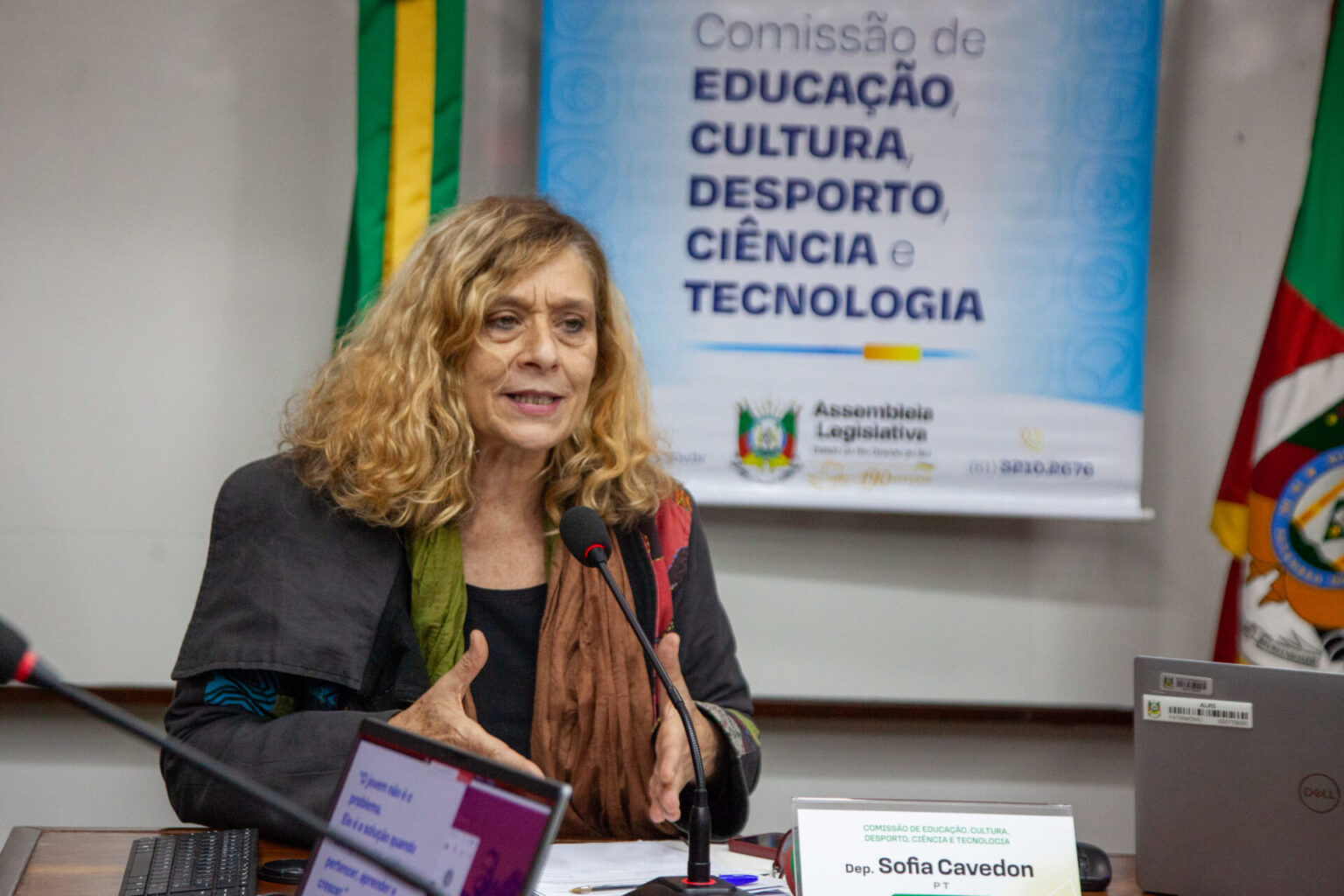Bancada do PT/PCdoB exige responsabilização de empresa contratada pelo governo Leite por atraso no fornecimento de uniformes escolares