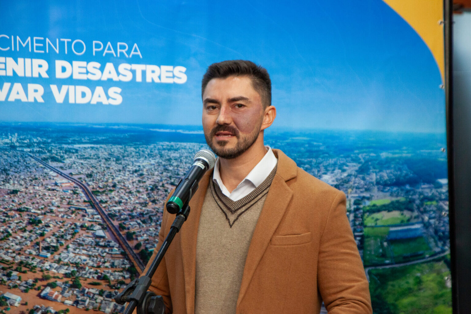 13 meses depois: o marketing de Eduardo Leite e o abandono do povo gaúcho após as enchentes (Artigo: por Adão Pretto)