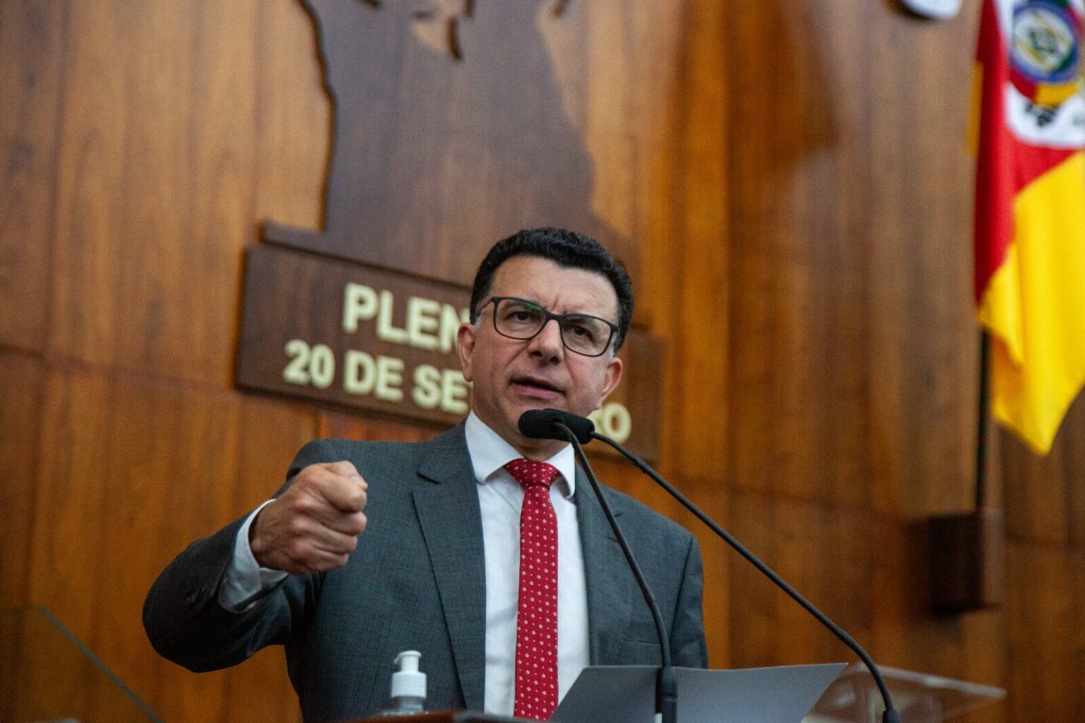 Jeferson critica orçamento da UERGS e diz que Eduardo Leite descumpre Constituição