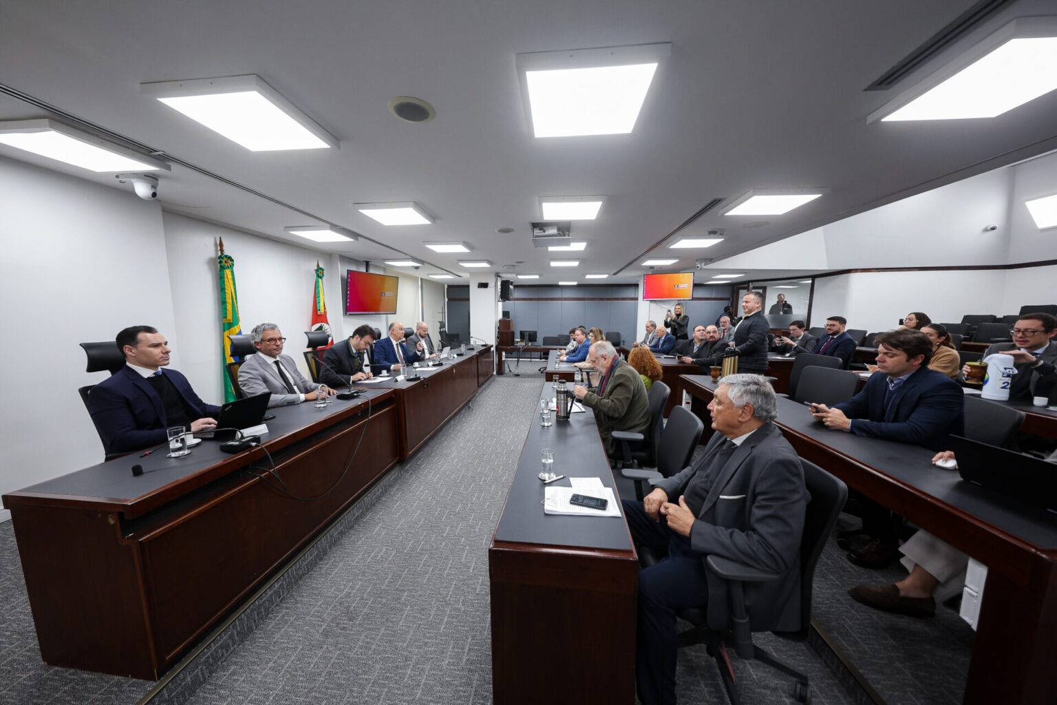 Rossetto denuncia inoperância na reconstrução do RS: “falta o governo Leite trabalhar”