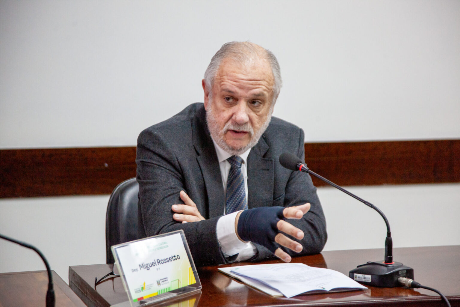 Rossetto propõe audiência pública para debater irregularidades na compra de uniformes escolares