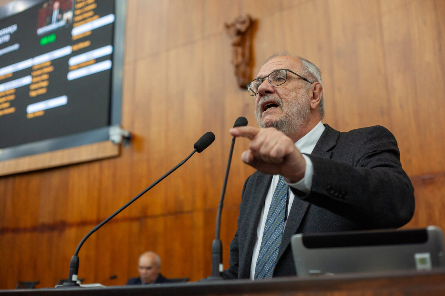 Bancada do PT/PCdoB contesta decretos de Leite que instituem folgas a procuradores e auditores fiscais