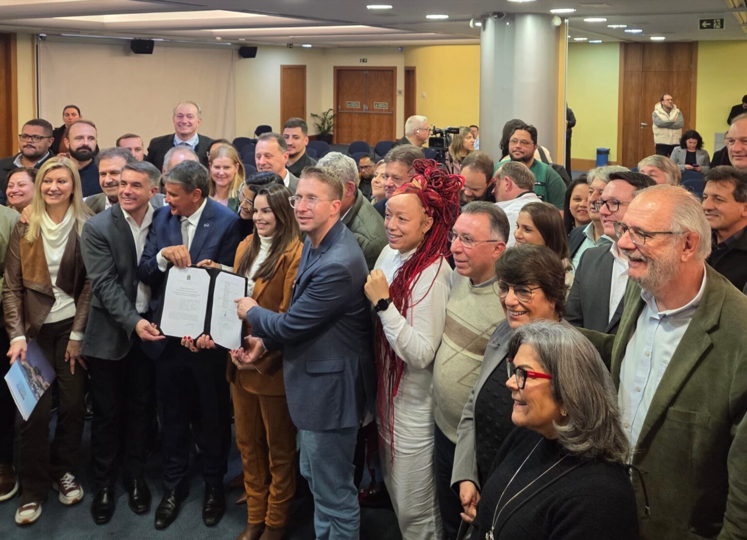 Valdeci acompanha ministro em ato que libera R$ 32 milhões para reconstrução do RS