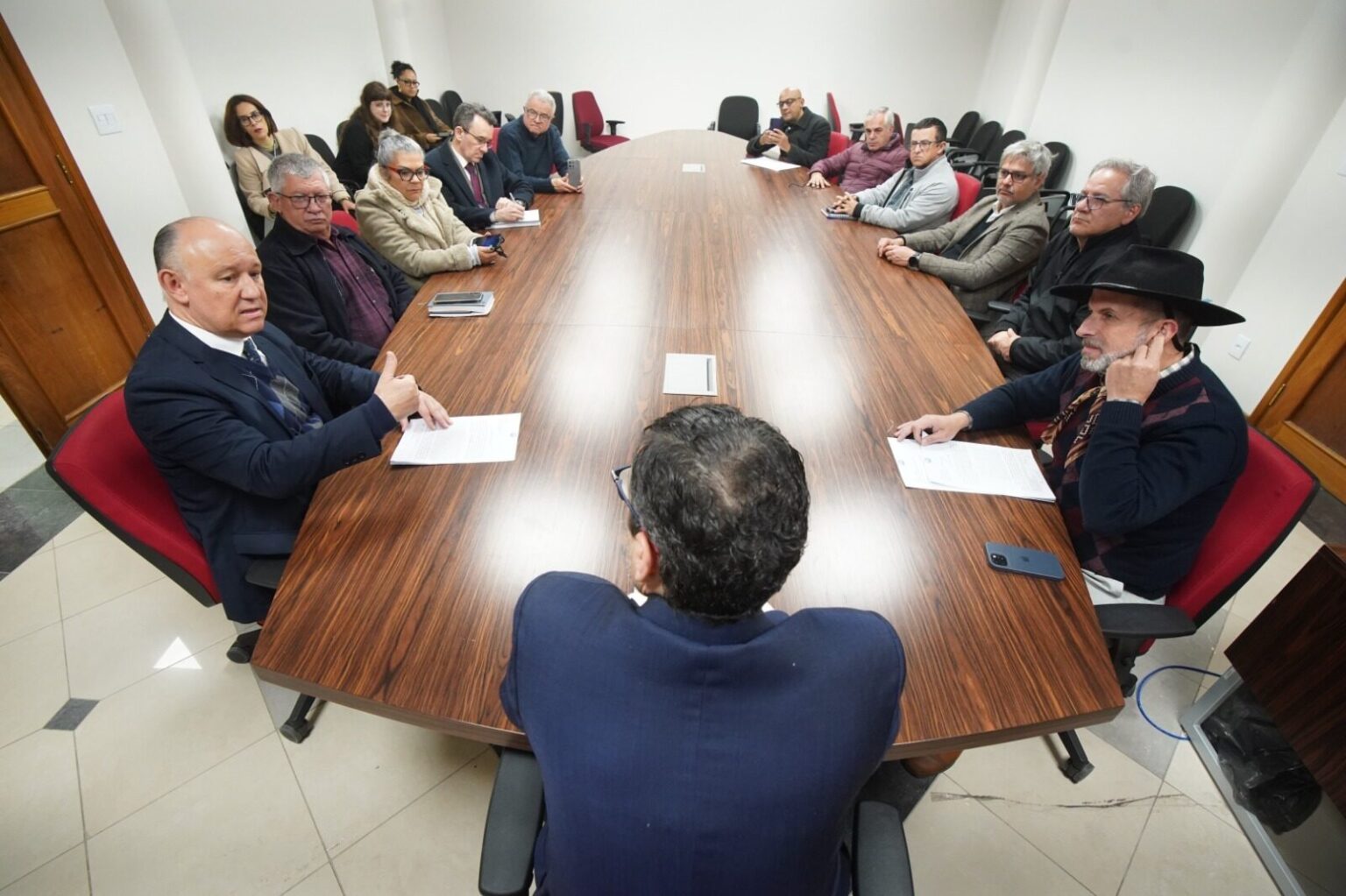 Presidente da Assembleia acompanha entrega de documento contra perfuração de poços em Viamão