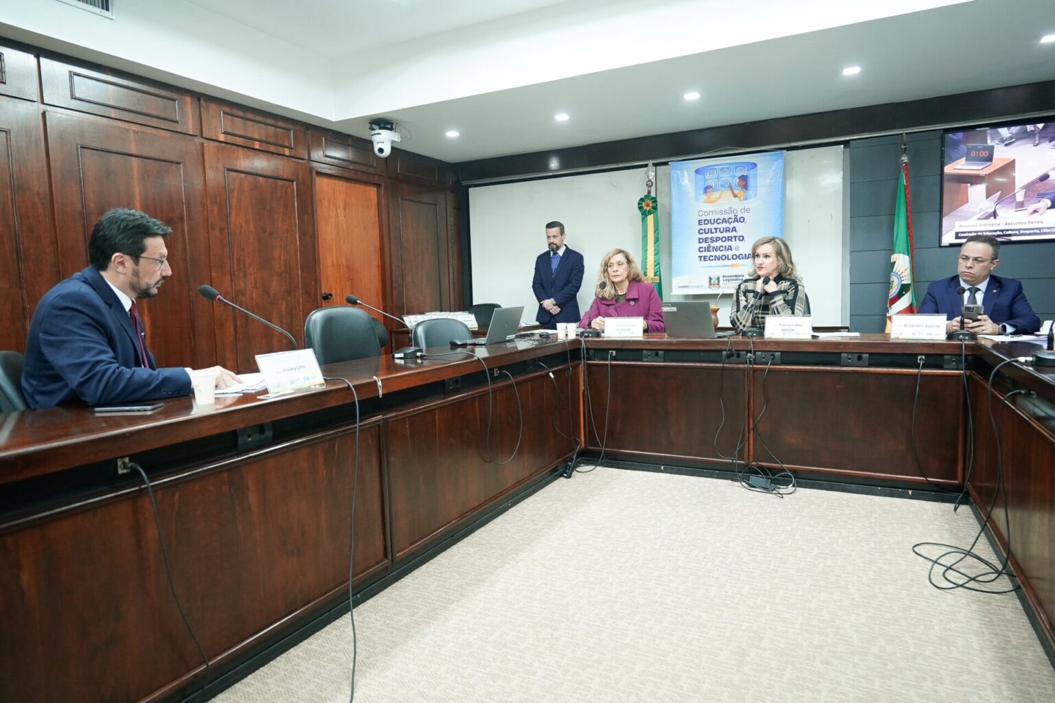 Comissão aprova requerimento de Halley para que secretária da Educação seja ouvida sobre Programa de Reconhecimento da Educação