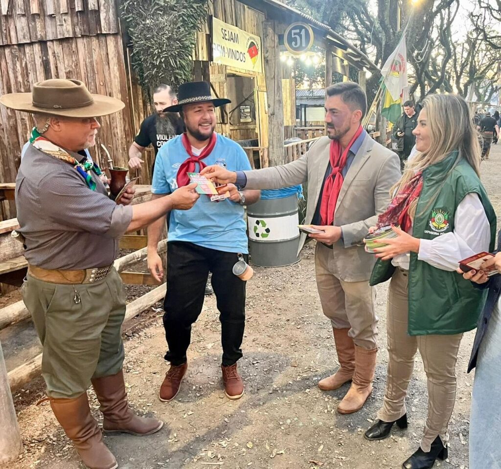 Frente Parlamentar realiza ação de conscientização pelo fim da violência contra a mulher no Acampamento Farroupilha