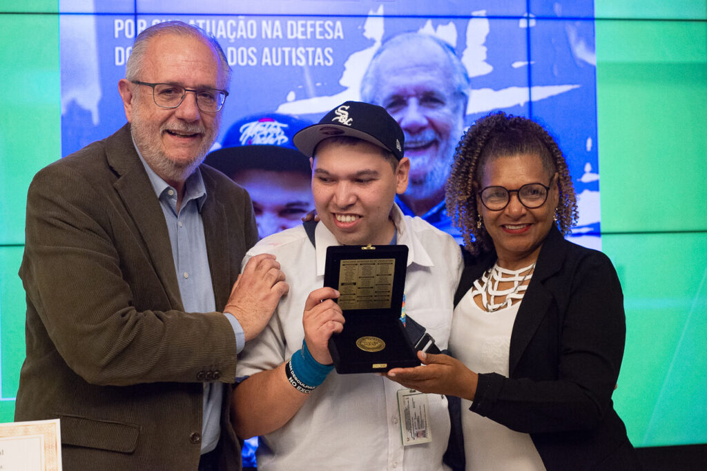 Assembleia Legislativa homenageia o artista Billy Anderson por sua trajetória em defesa da inclusão e da diversidade