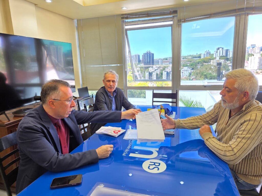 Deputado Valdeci entrega relatório da Comissão Especial do Piso da Enfermagem ao presidente do Coren-RS