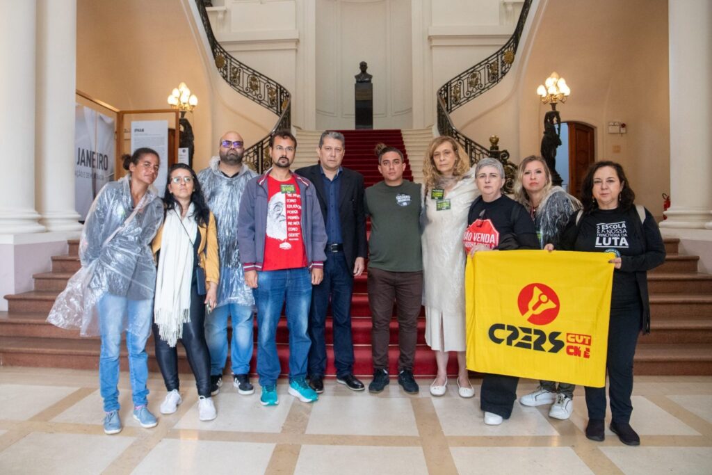 Deputada Sofia participa de Ato unificado contra fechamento de turmas nas escolas públicas