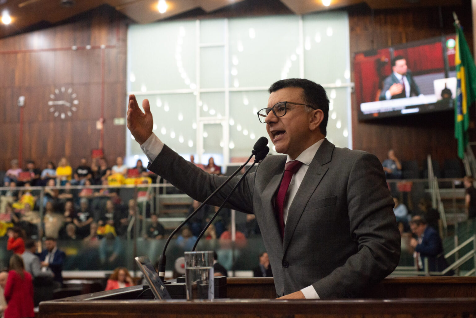 Projeto do Executivo é presente de grego para professores, diz Jeferson