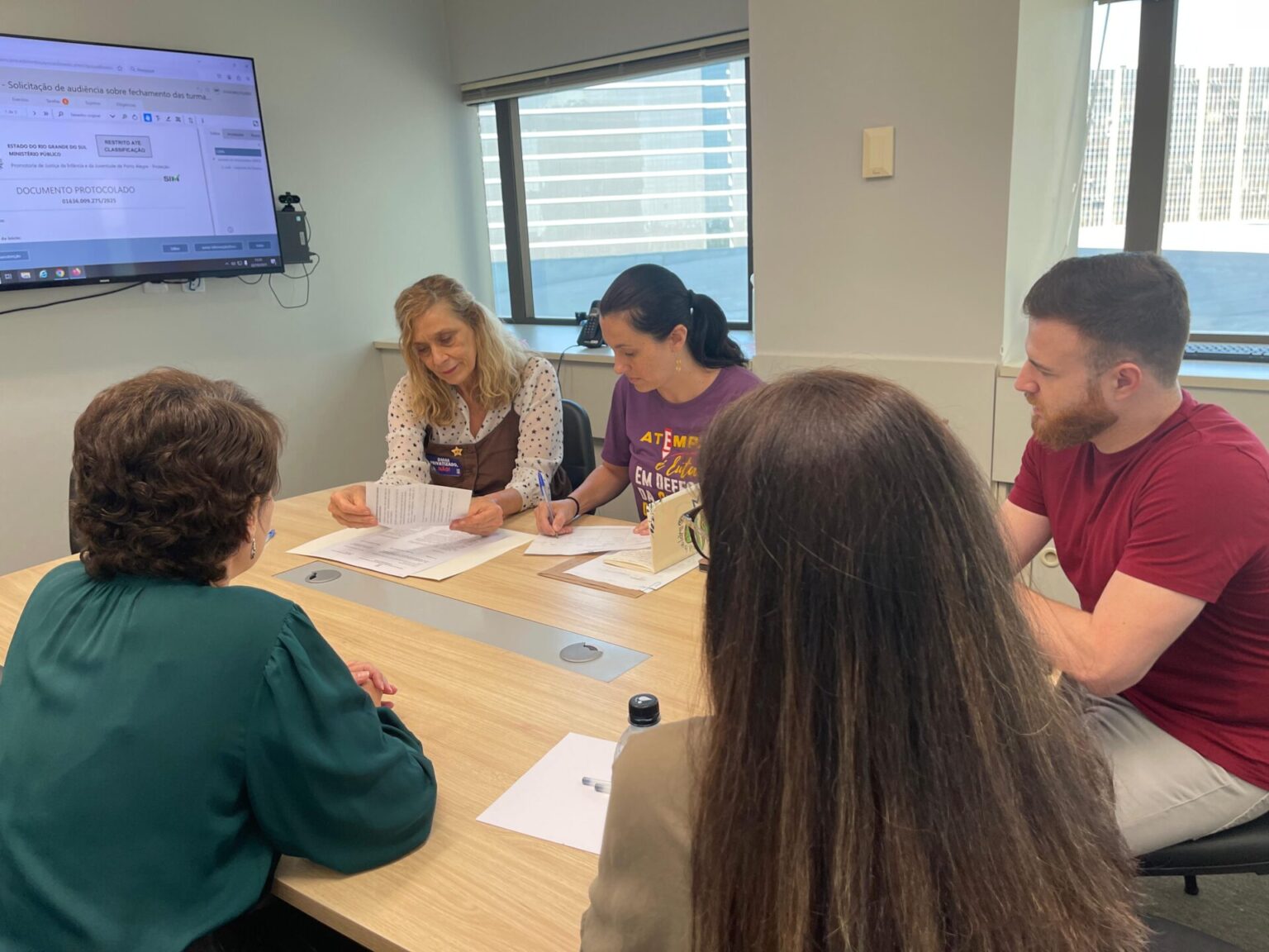 Sofia denuncia que Melo e Leite querem fragmentar o ensino fundamental, ignorando o direito das crianças