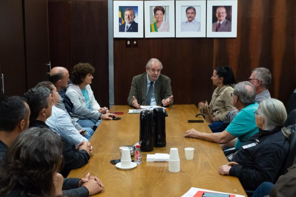 Presidente da CPI, deputado Miguel Rossetto recebe moradores do bairro Sarandi ameaçados de despejo