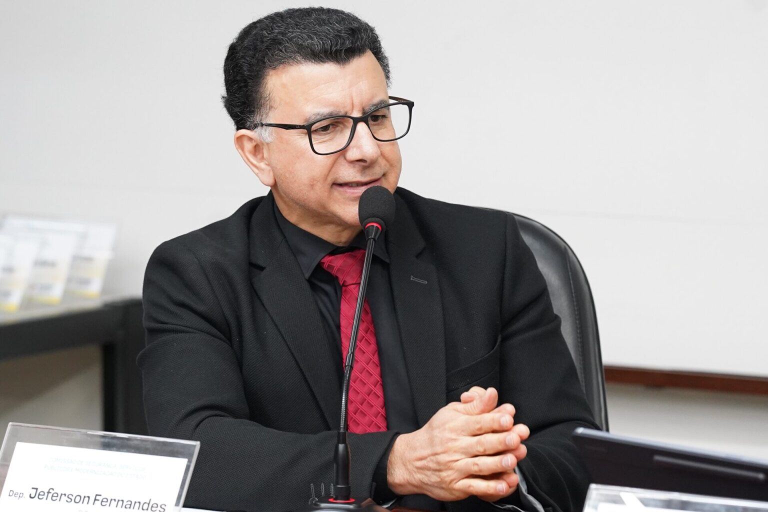 Jeferson Fernandes denuncia uso da Polícia Penal em ações partidárias de secretário do governo Leite