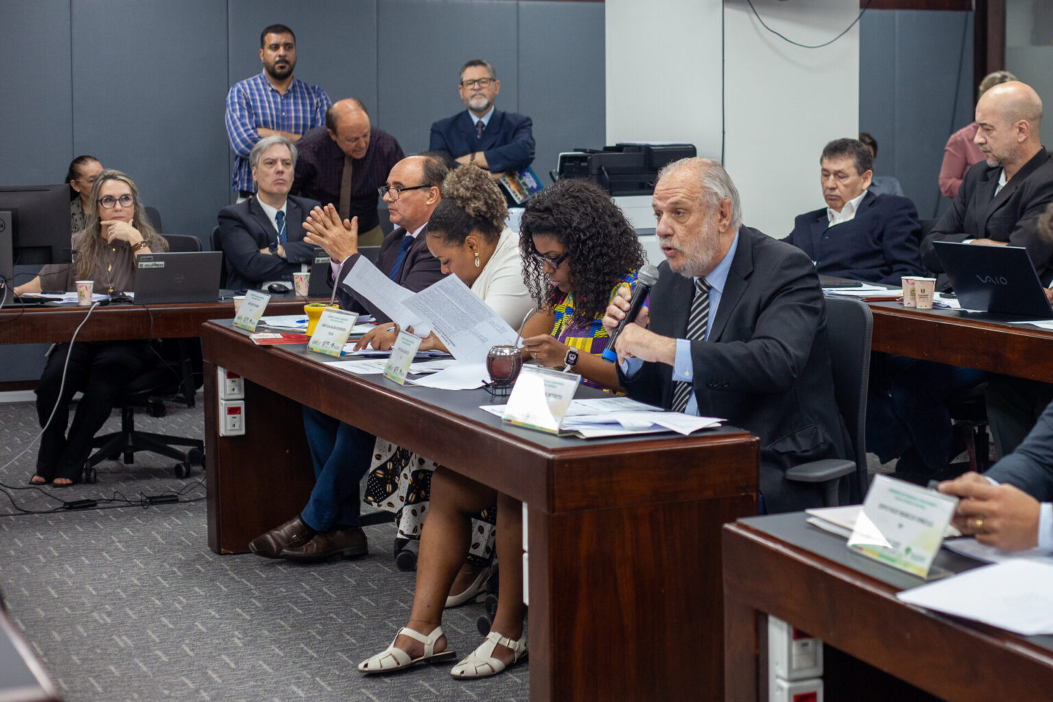 Orçamento do governo Leite vem com déficit, sem transparência e sem investimentos mínimos em saúde e educação