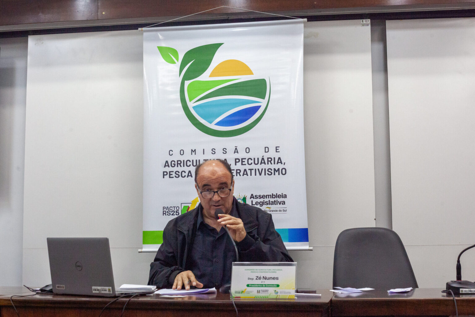 Falta de política do Governo do Estado agrava crise na cadeia produtiva do leite Falta de política do Governo do Estado agrava crise na cadeia produtiva do leite