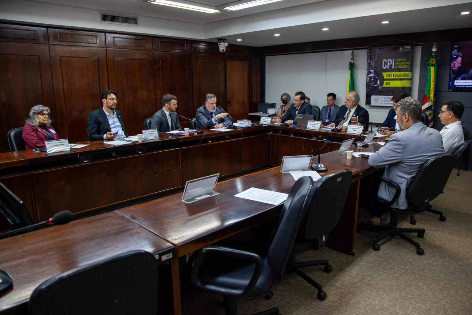 Diretor da CEEE Equatorial admite falhas e atribui problemas a eventos climáticos na CPI da Energia