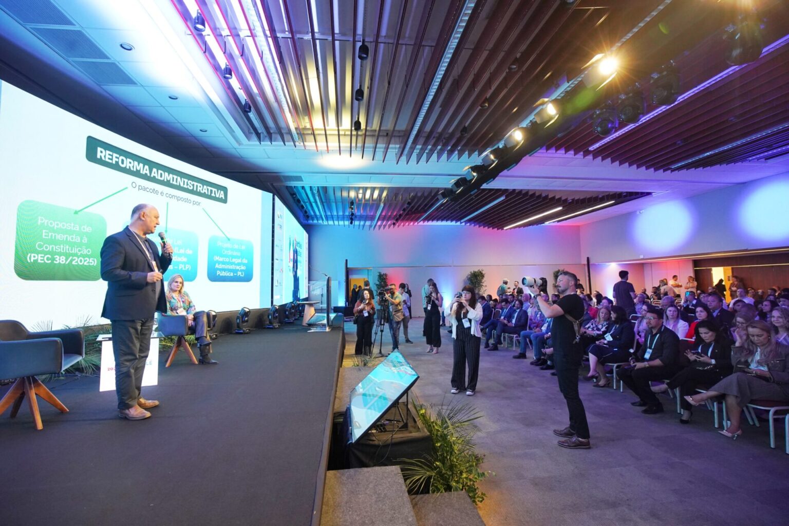 Presidente do Parlamento debate Reforma Administrativa em Congresso da Unale