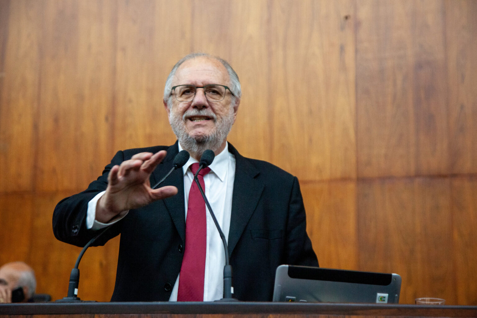 Rossetto denuncia fracasso do ajuste fiscal e descumprimento dos mínimos constitucionais