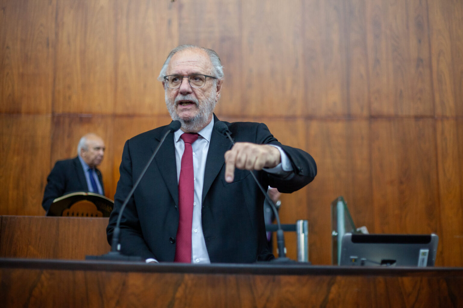 Bancada do PT/PCdoB vota contra projeto que autoriza entidades a assumir serviços públicos e alerta para “privatização”