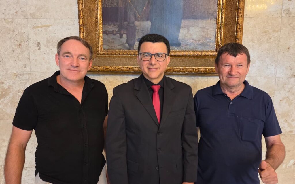 Cadeia produtiva do leite: Vereador e secretário de Nova Ramada pedem apoio de Jeferson e Bohn Gass para socorrer produtores locais Cadeia produtiva do leite: Vereador e secretário de Nova Ramada pedem apoio de Jeferson e Bohn Gass para socorrer produtores locais