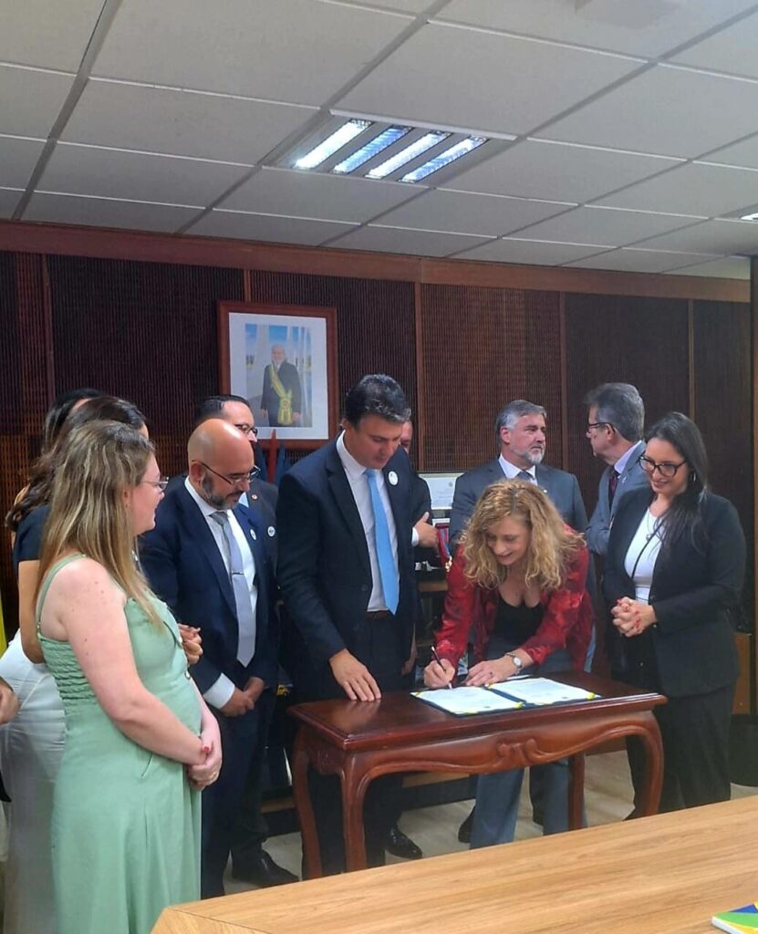 Deputada Sofia comemora a assinatura para a construção do Hospital Universitário da Unipampa