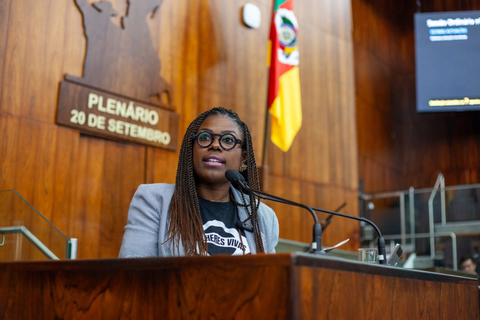 Laura Sito aponta retrocesso em políticas para as mulheres e denuncia cortes no orçamento