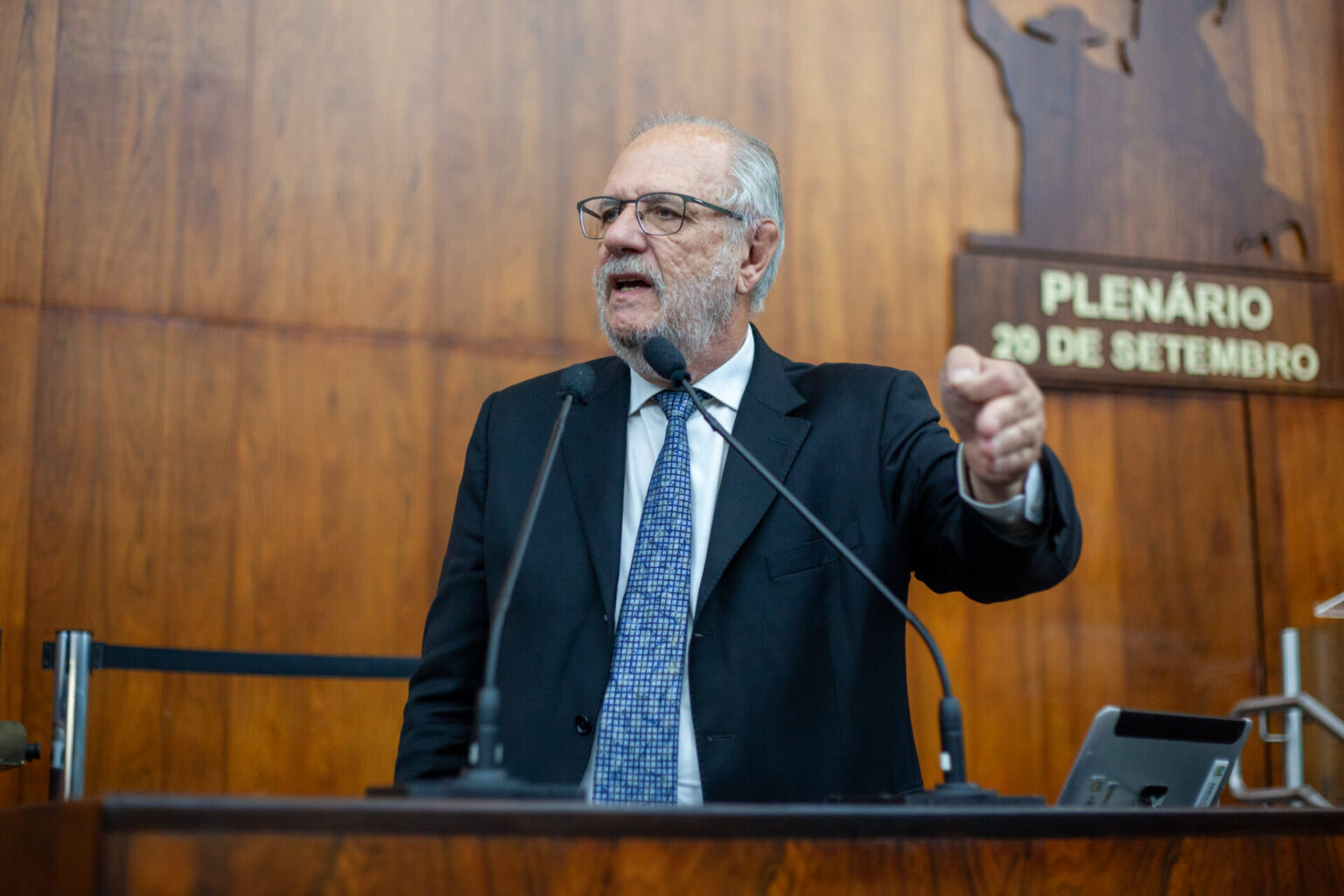 Rossetto entrega ofício a Eduardo Leite e propõe articulação entre estados para reduzir ICMS do diesel