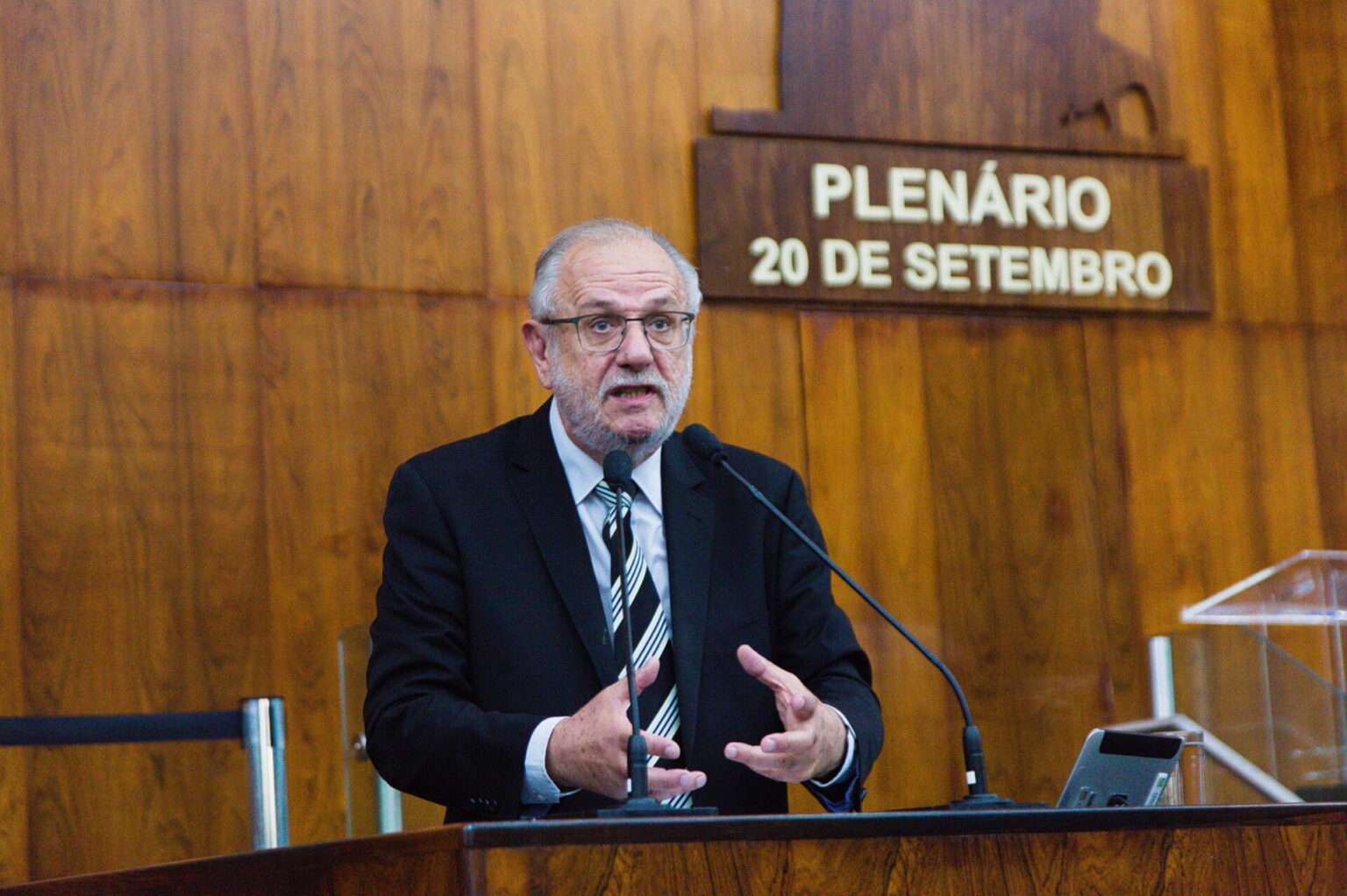 Rossetto denuncia omissão de Eduardo Leite na crise dos combustíveis e cobra ação imediata no RS