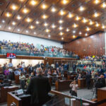 Base parlamentar de Leite barra emenda e exclui 53 mil servidores da Educação do reajuste