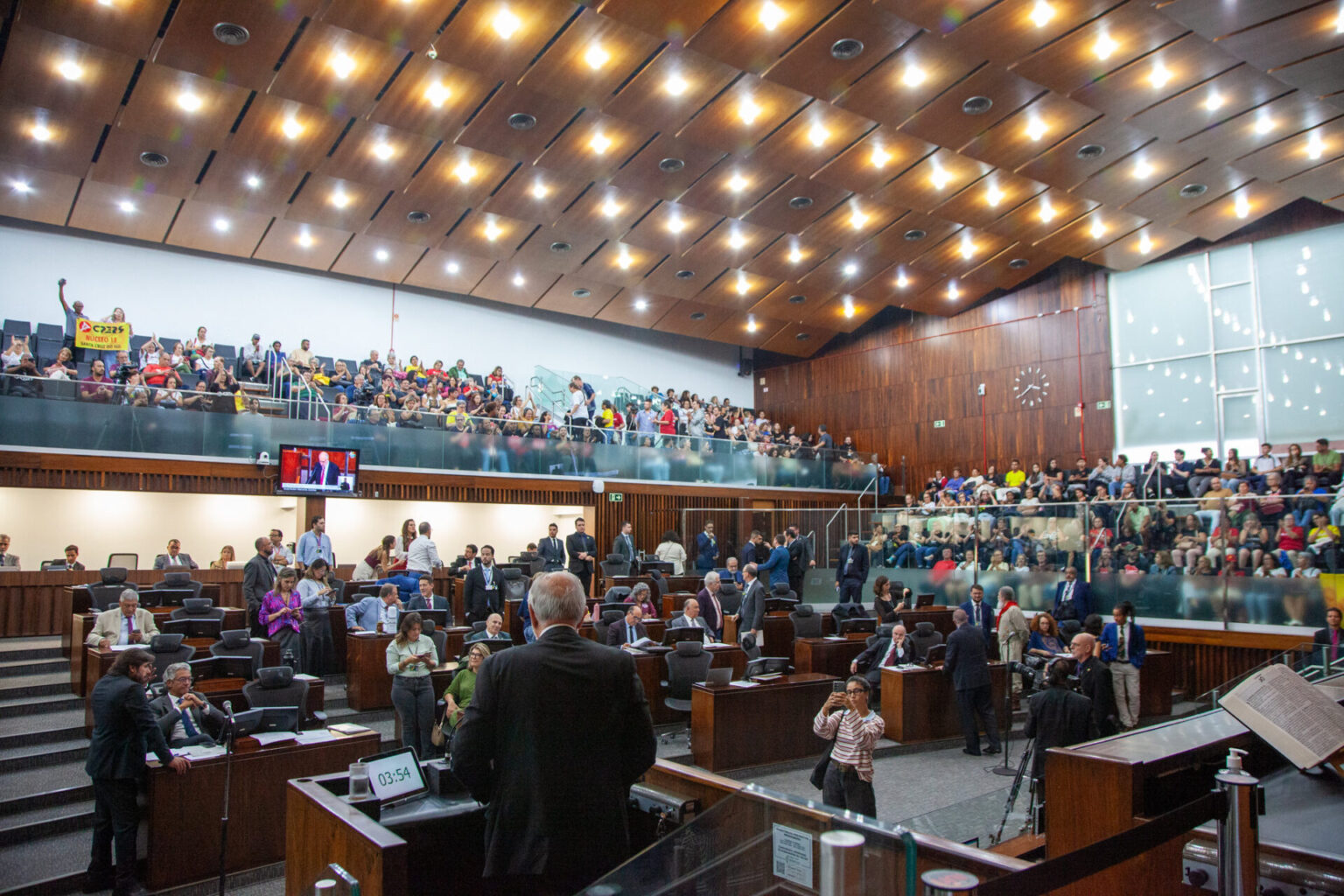 Base parlamentar de Leite barra emenda e exclui 53 mil servidores da Educação do reajuste Base parlamentar de Leite barra emenda e exclui 53 mil servidores da Educação do reajuste