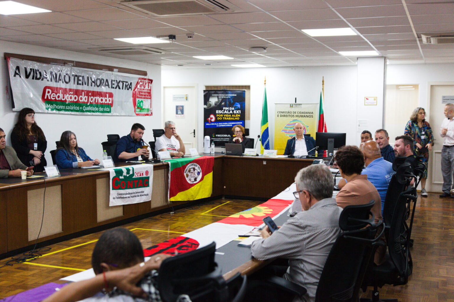 Audiência Pública pressiona por fim da escala 6×1 e expõe resistência empresarial Audiência Pública pressiona por fim da escala 6×1 e expõe resistência empresarial
