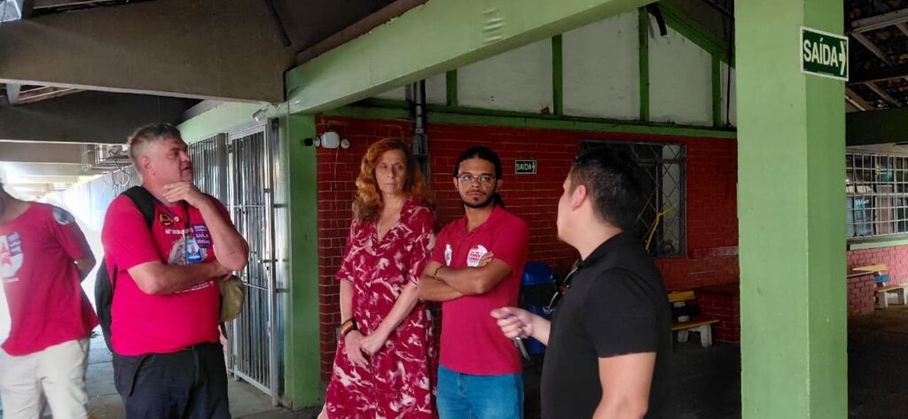 Sofia Cavedon visita escola sem energia e cobra providências para 480 estudantes