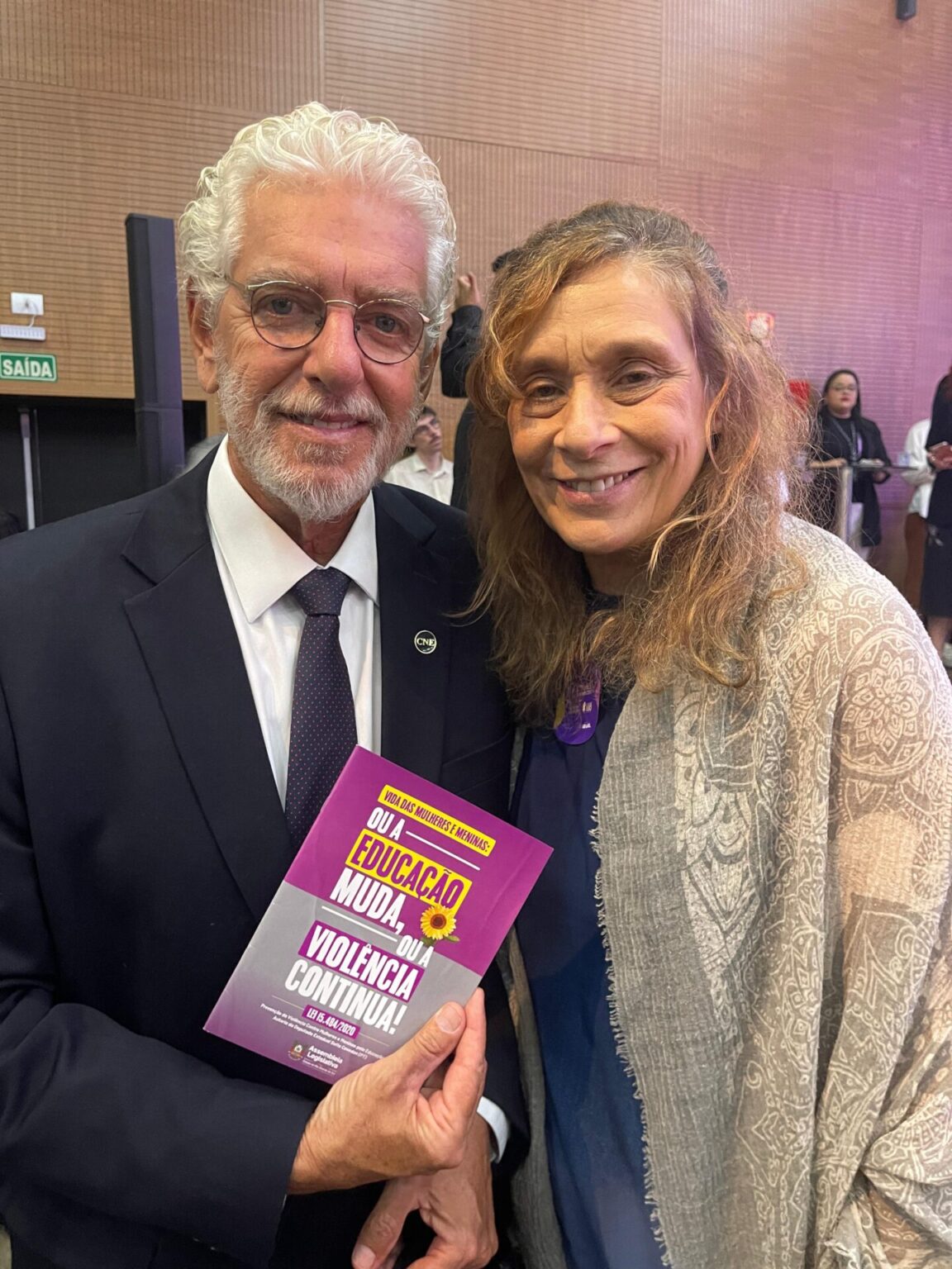 Sofia Cavedon destaca papel da educação no combate à violência contra mulheres e entrega cartilha ao presidente do CNE Sofia Cavedon destaca papel da educação no combate à violência contra mulheres e entrega cartilha ao presidente do CNE
