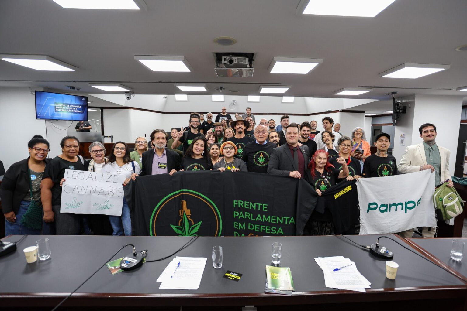 Audiência dá início a debate sobre regulamentação das associações canábicas no RS Audiência dá início a debate sobre regulamentação das associações canábicas no RS